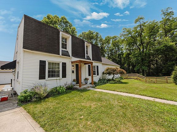 3rd image of 1829 Surrey Pl