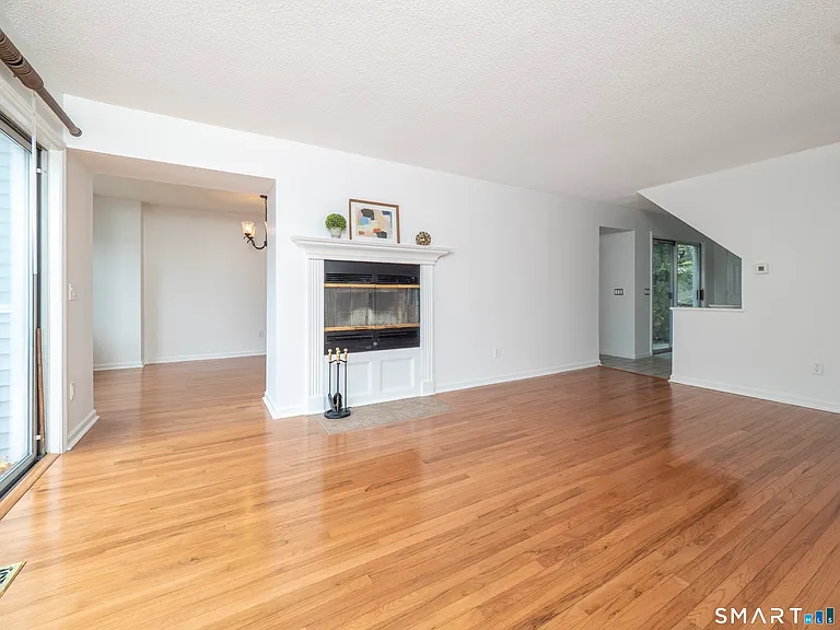 37 Wilton Crst #37 — Photo 5