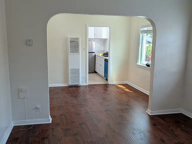 1054 1/2 S Carmona Ave #1 — Photo 2