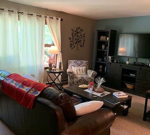 Large comfortable upper unit with comfortable livingroom