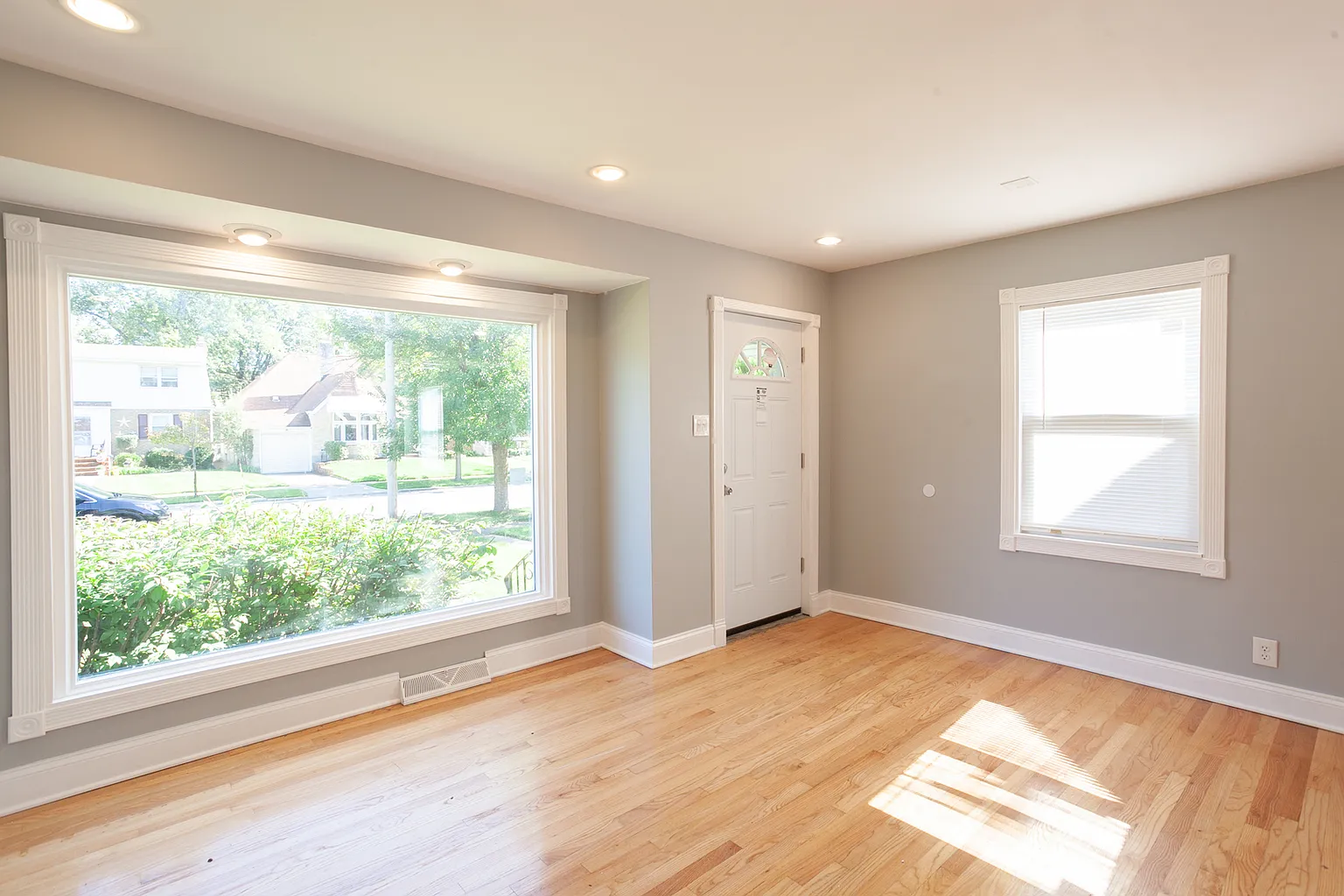 1370 Kenilworth Dr photo 1