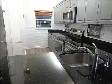Open kitchen - 9235 Lagoon Pl #402