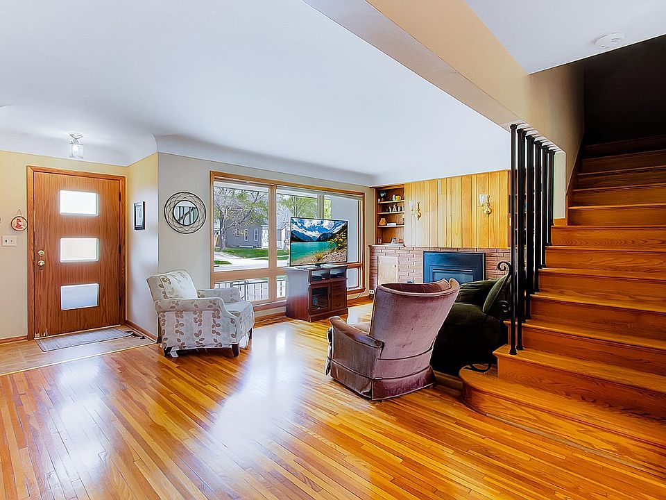 1st image of 1009 1st St W