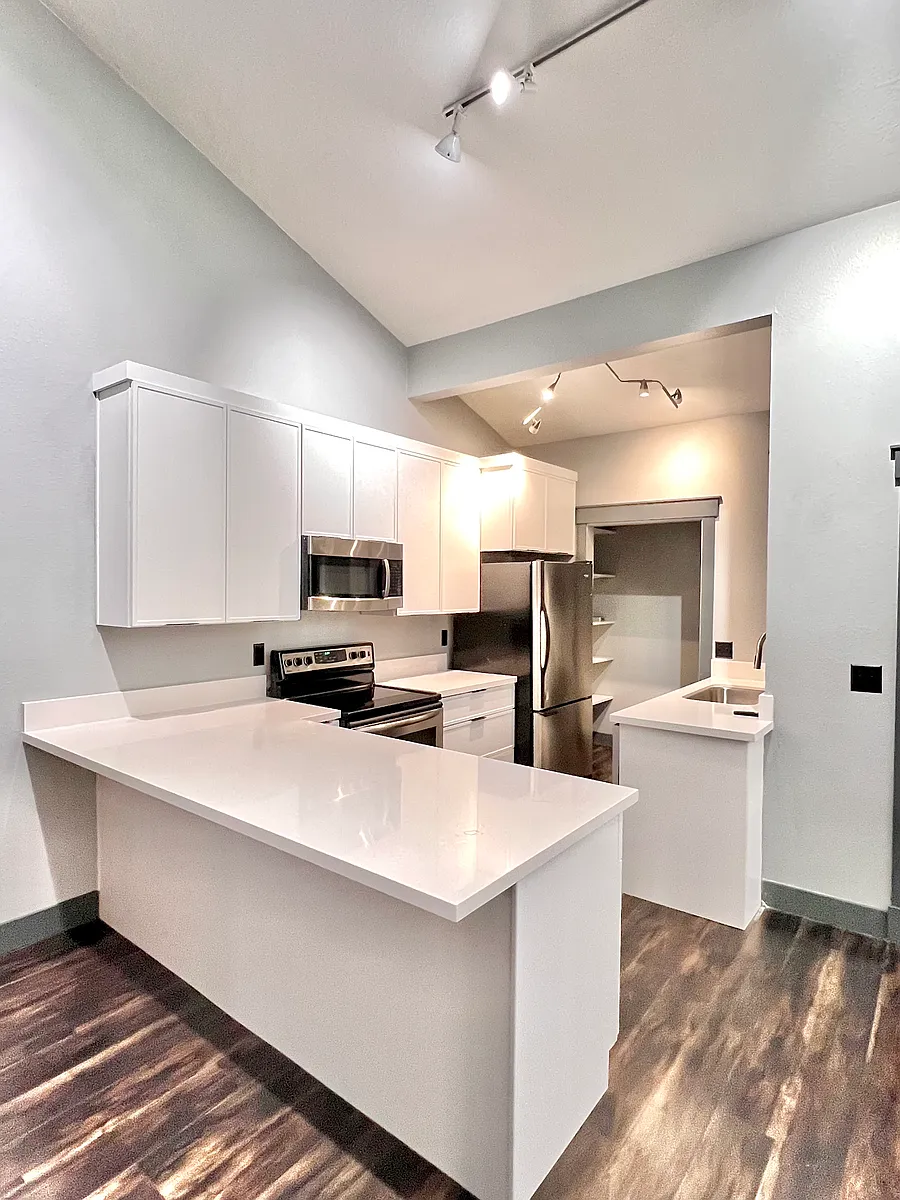 Building Photo - 658 W Jefferson Cv #7-D