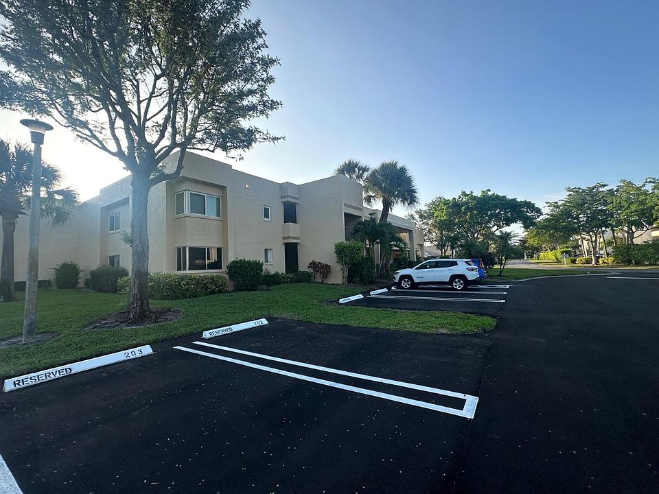 2nd image of 3212 Strawflower Way #202