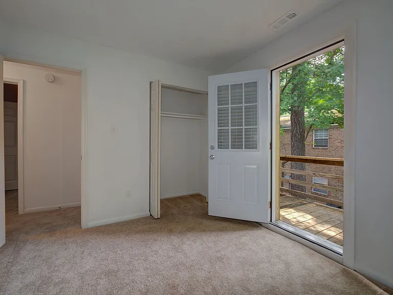 Thousand Oaks Apartments & Townhomes — Photo 5