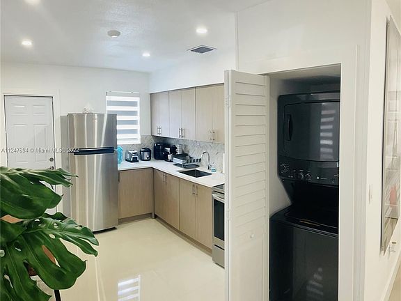 4th image of 866 NW 25th Ave #0