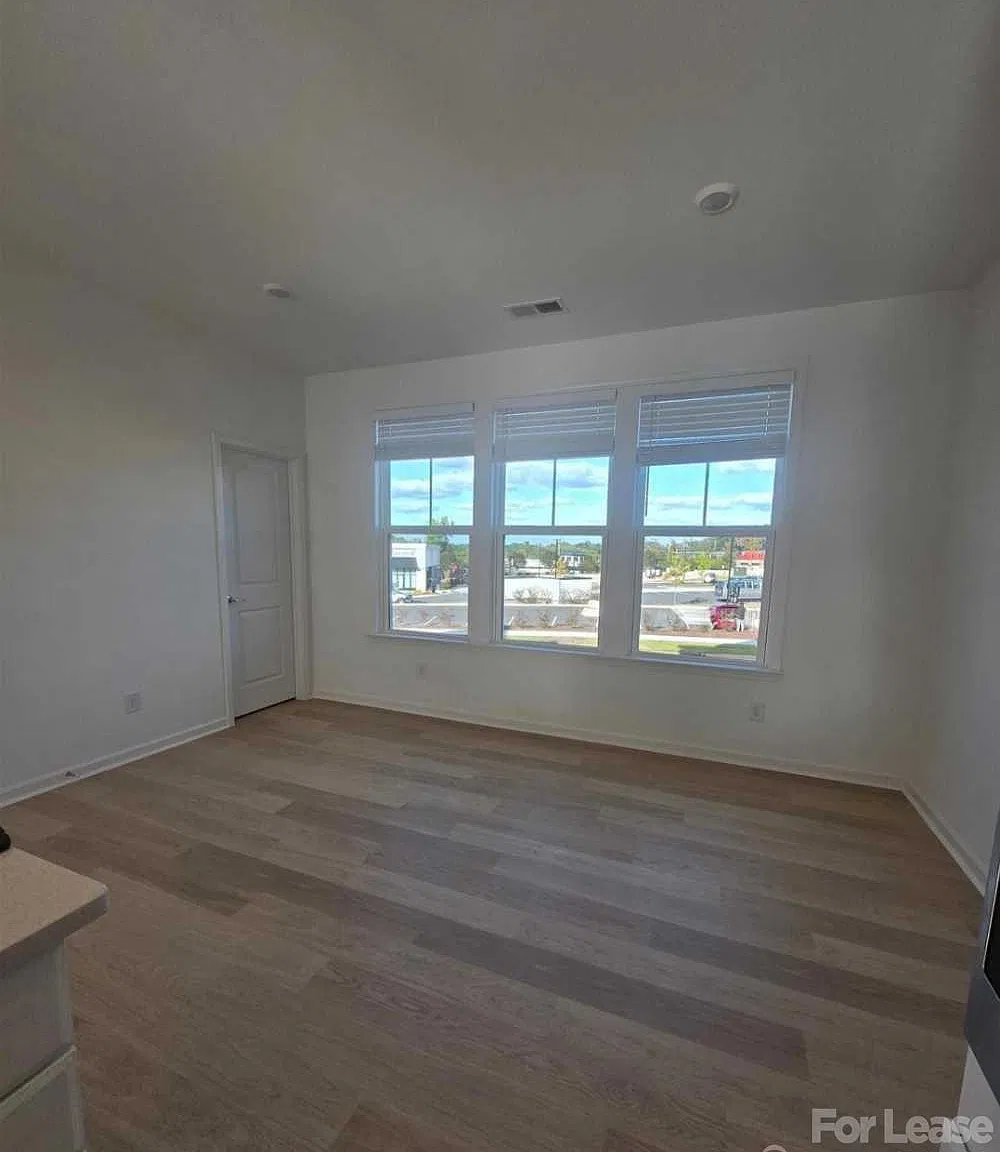 4 bed, 3.5 bath, $2,600 — Photo 4