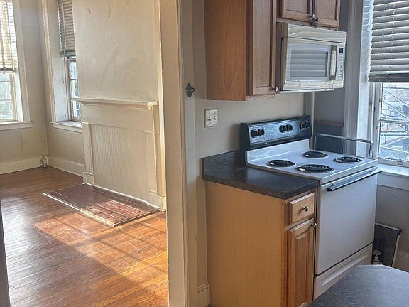 2nd image of 4 E Cork St #4