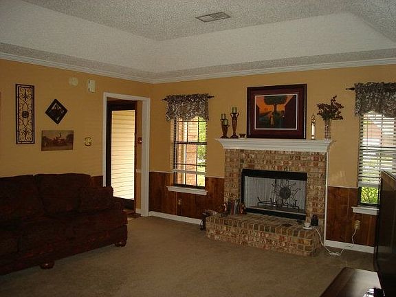 4th image of 641 White Oak Dr