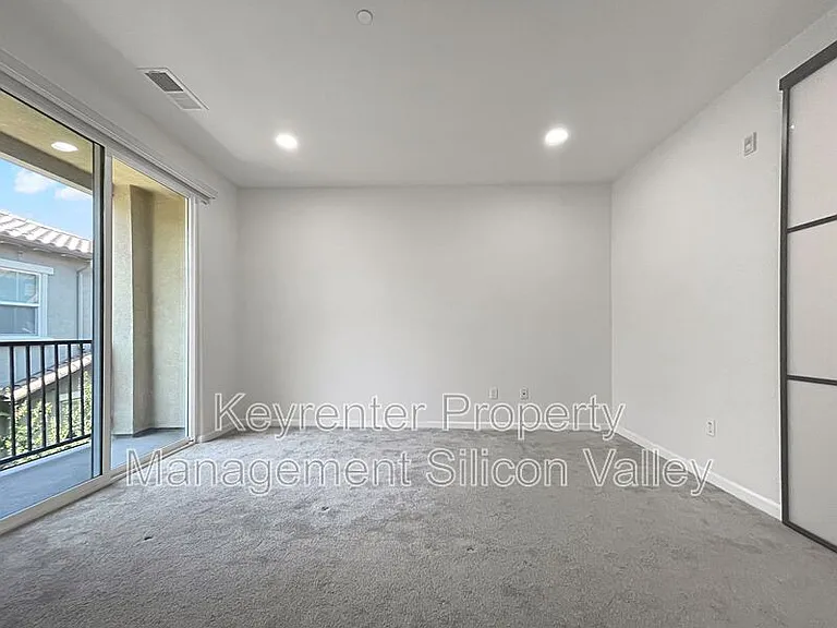 638 Cedarville Ln — Photo 16