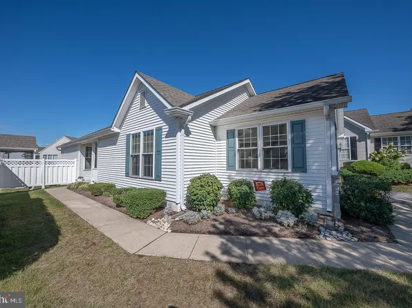 208 N Silver Fox Dr, Glen Mills, PA 19342