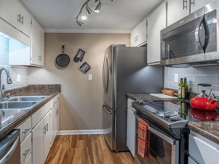 510 E Gillespie St #B8 — Photo 4