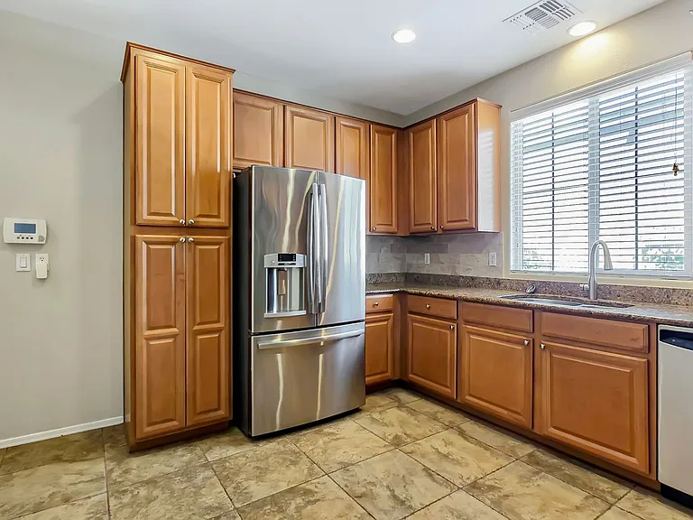 2942 N Evergreen St — Photo 8