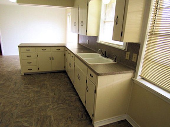 3rd image of 704 Inwood Dr