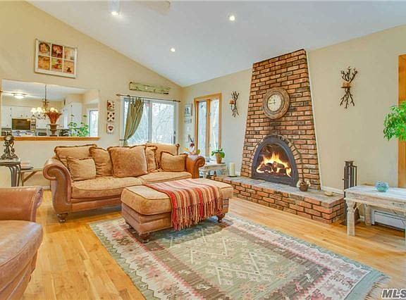 3rd image of 28 Wilmington Dr
