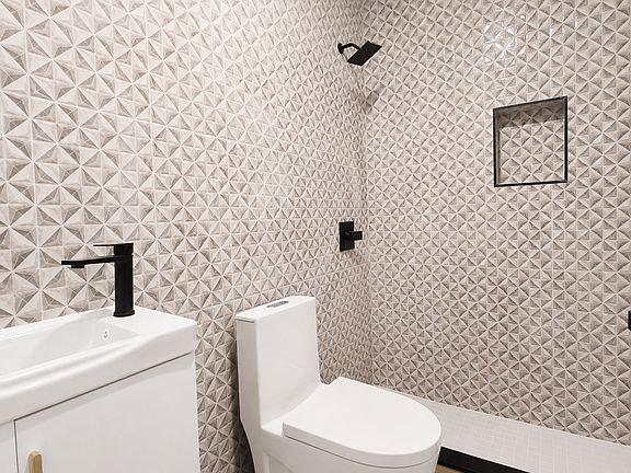 4th image of 124 Grove St APT 3