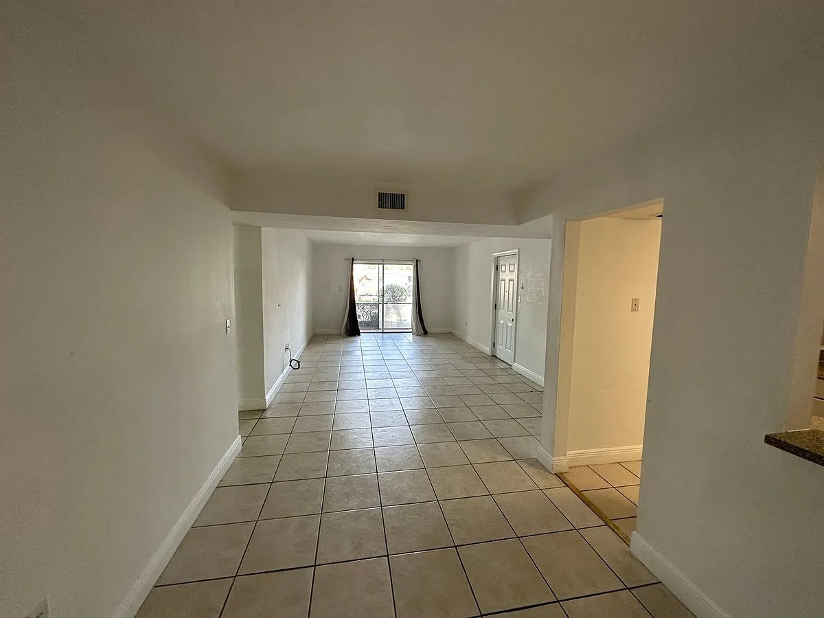 Kenwood - Unit B — Photo 3