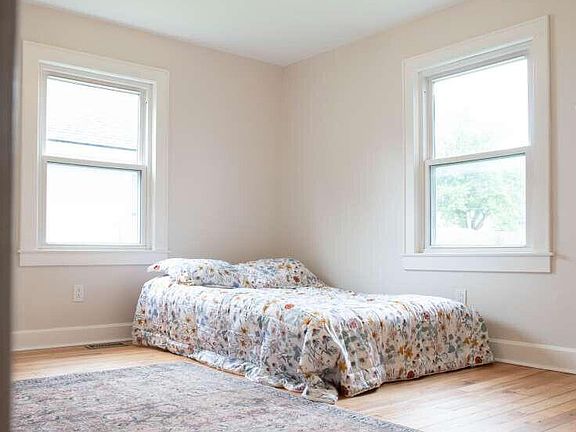 5th image of 109 E 20th St