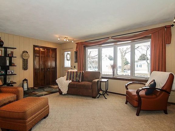 3rd image of 206 Bentwood Dr