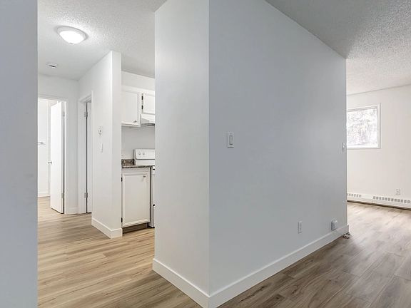 5th image of 4 Hooper Cres NW #779284