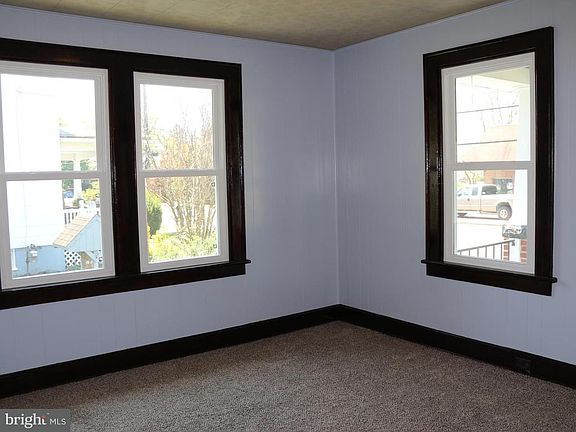 3rd image of 1082 Marshall St
