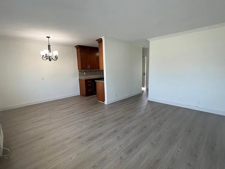 212 E Elmwood Ave — Photo 1