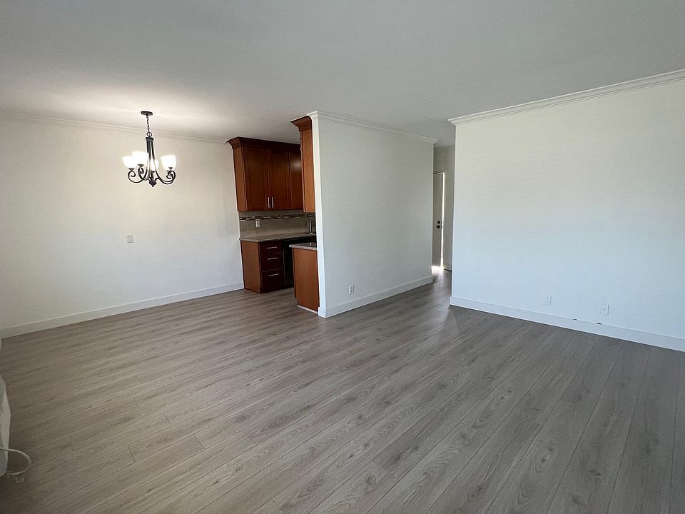 1st image of 212 E Elmwood Ave
