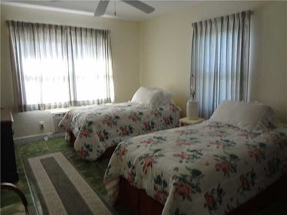 5th image of 2060 NE 1st St #2