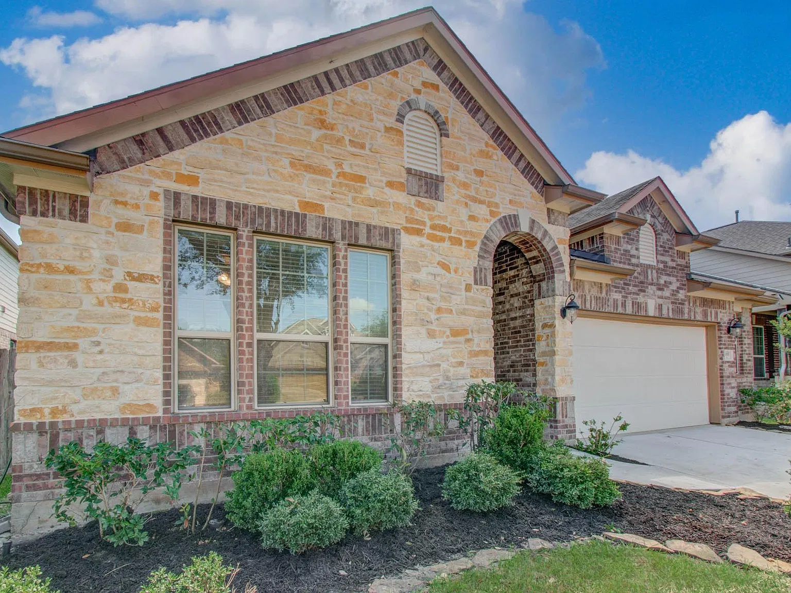 3 bed, 3.0 bath, 2827 sqft, $2,650 — Photo 4