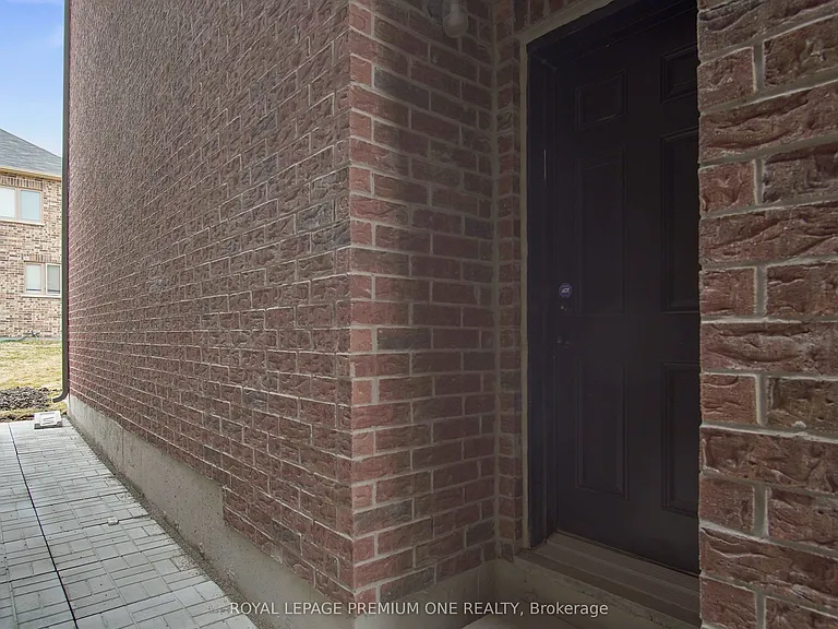 76 Birkett Way #BASEMENT — Photo 2