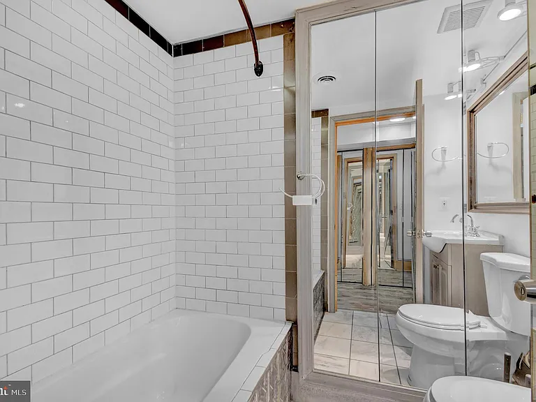 1118 Girard St NW #B — Photo 8
