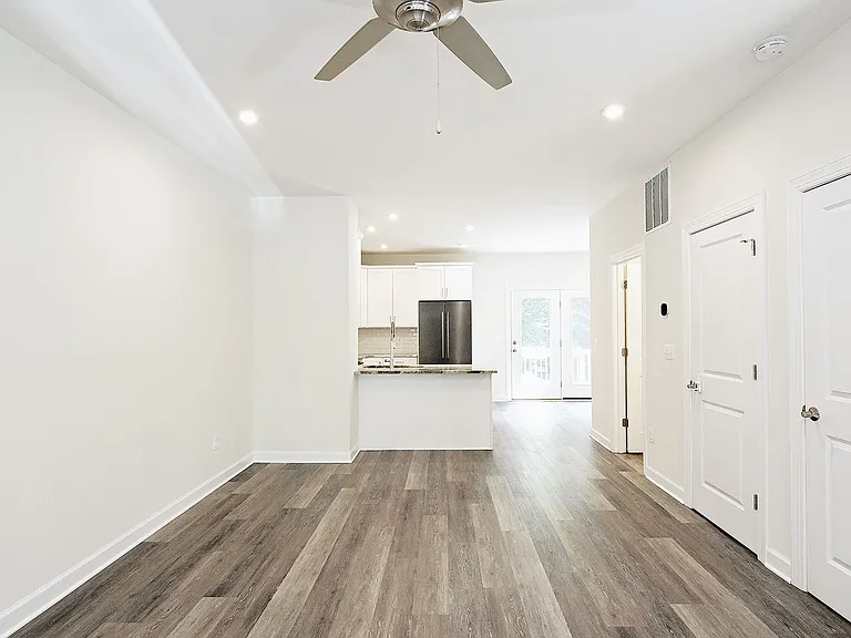 126 Longwood Dr #C — Photo 2
