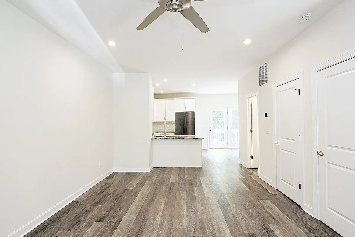 Building Photo - 126 Longwood Dr #C