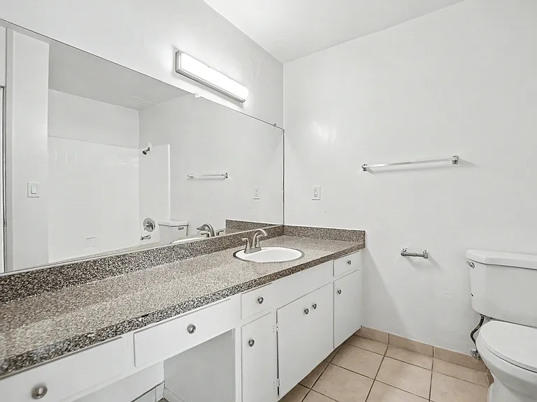 Hollywood Apartments — Photo 46