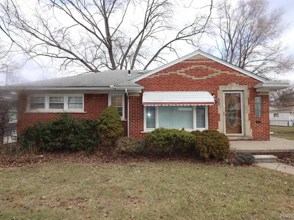 19655 Roscommon St, Harper Woods, MI 48225