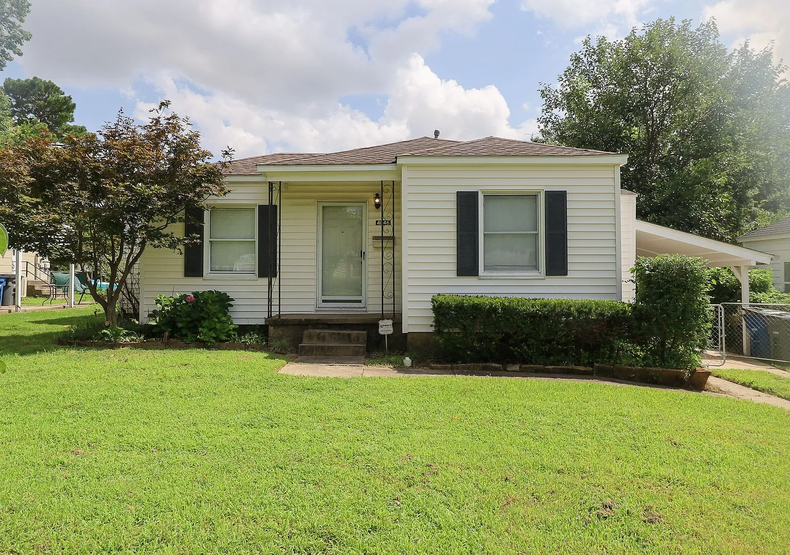 3 Bed | 1 Bath | Mid Town | $1400 — Photo 2