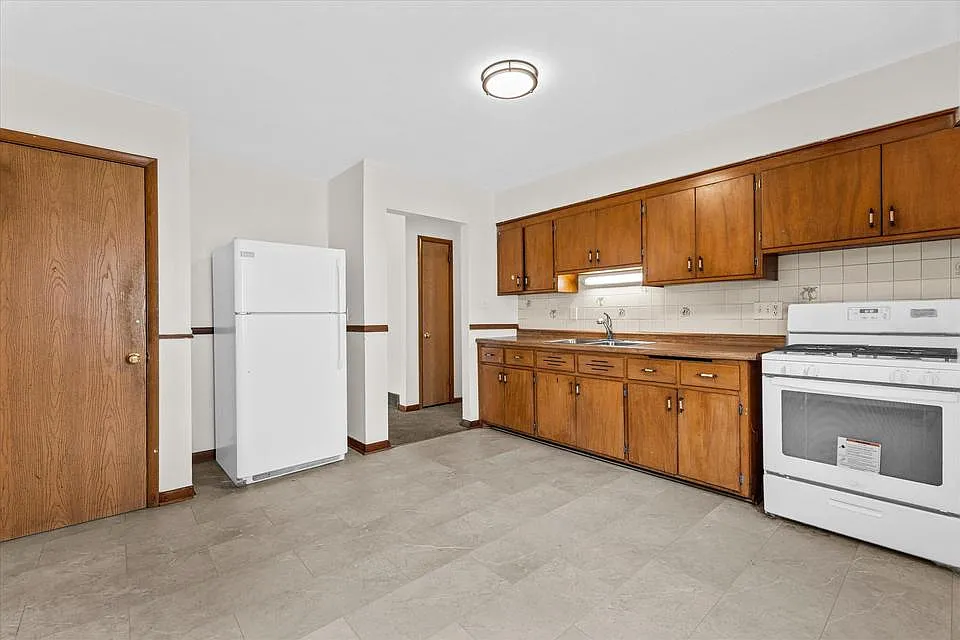 3 bed, 1.5 bath, 1200 sqft, $1,200 — Photo 2