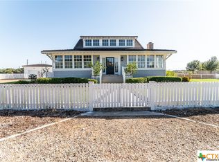 34 Post Oak Gln, Inez, TX 77968