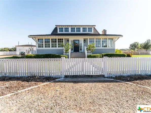 34 Post Oak Gln, Inez, TX 77968