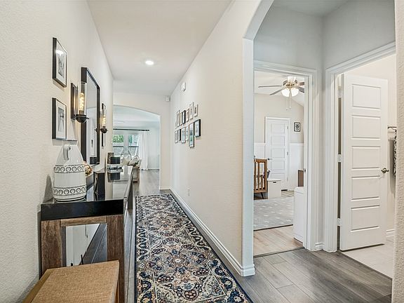 5th image of 917 Crepe Myrtle Ln