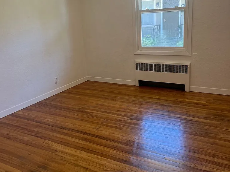 130 SW Canyon Dr #5 — Photo 8
