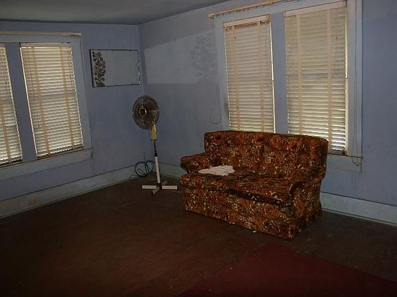 4th image of 214 Ward Ave