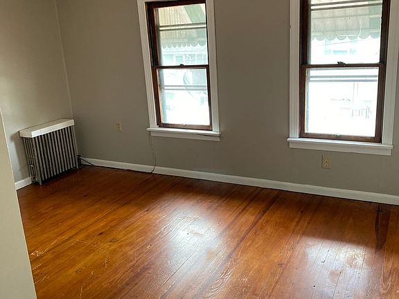 3rd image of 928 Clearview St #2