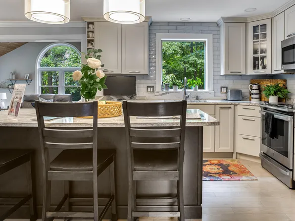 8 Glenview Road, Cumberland, ME 04021