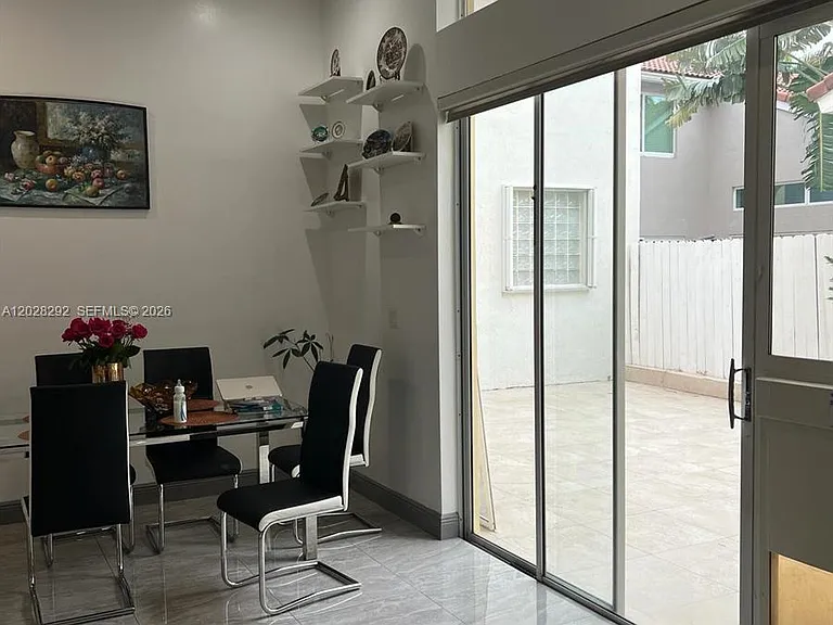 1120 Papaya St — Photo 4