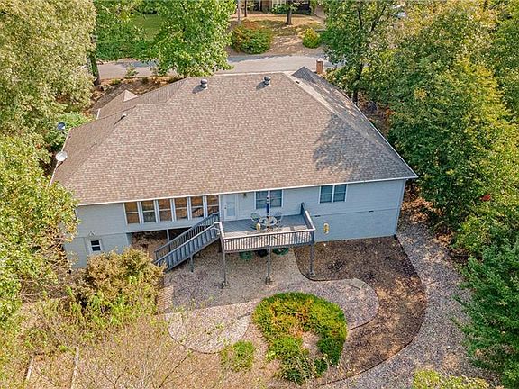 3rd image of 18 Carroll Dr