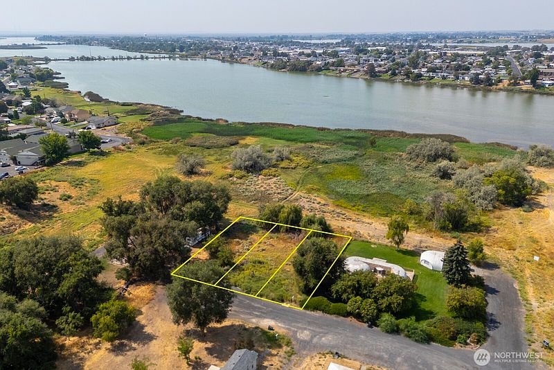 3rd image of 1012 Ashley Way S