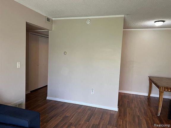 2nd image of 832 Bloomfield Village Blvd
