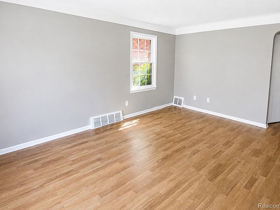 4th image of 15711 Birwood St